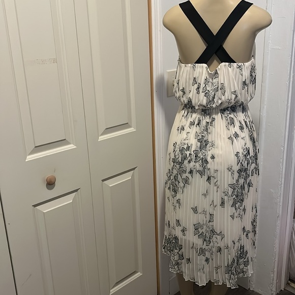 JESSICA SIMPSONS  PLEADED DRESS SIZE 8 - Picture 3 of 6